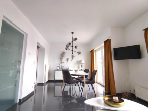 Cosy and Modern 2 bedrooms flat with Marina view